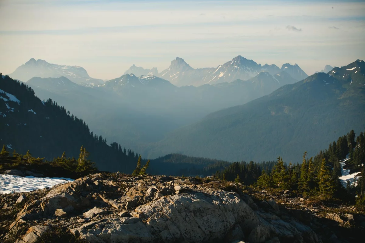 Style meblarskie w architekturze: Jak meble kształtują przestrzeń i atmosferę wnętrz